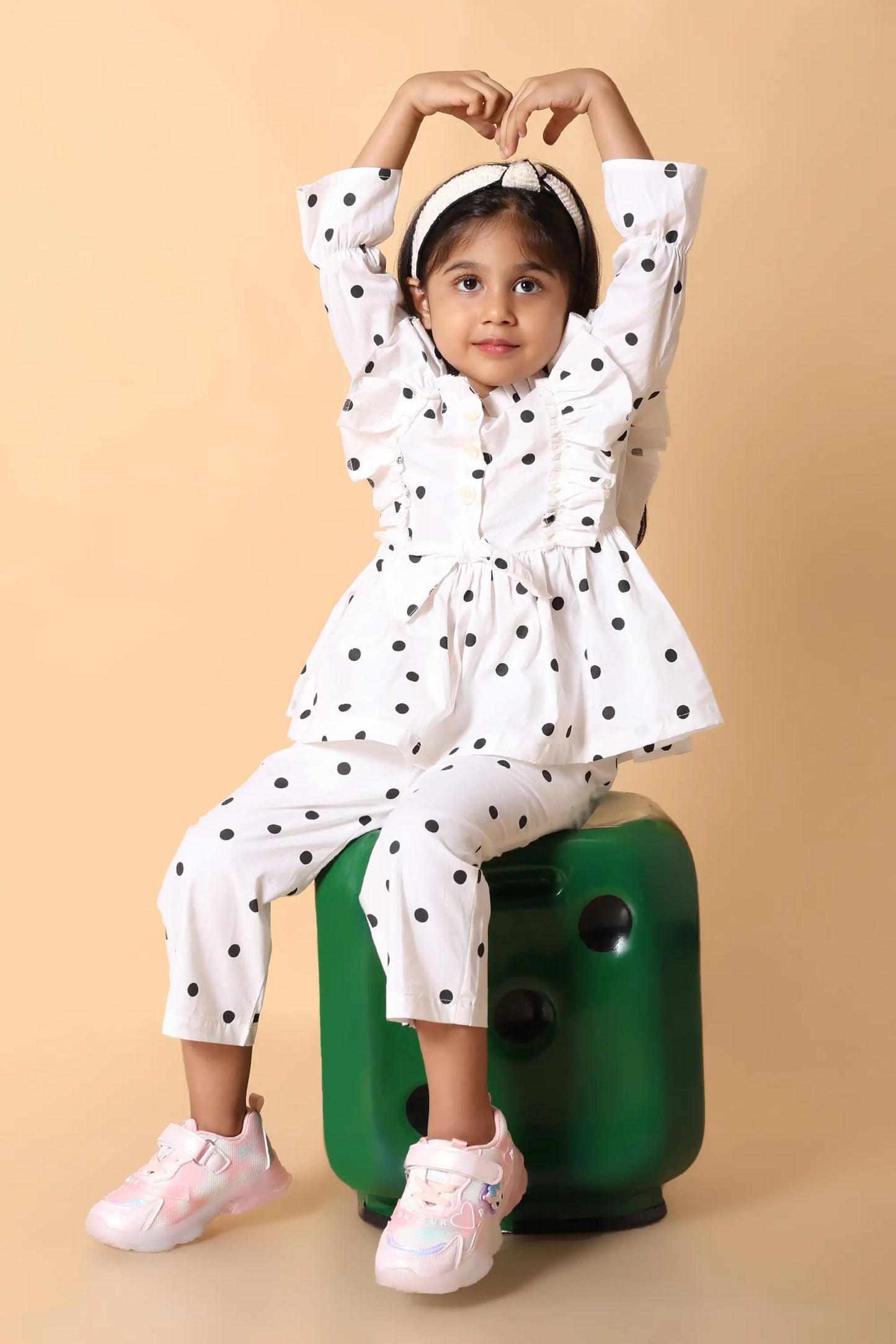 Detail – puff sleeves and buttons on girls polka set, party ready