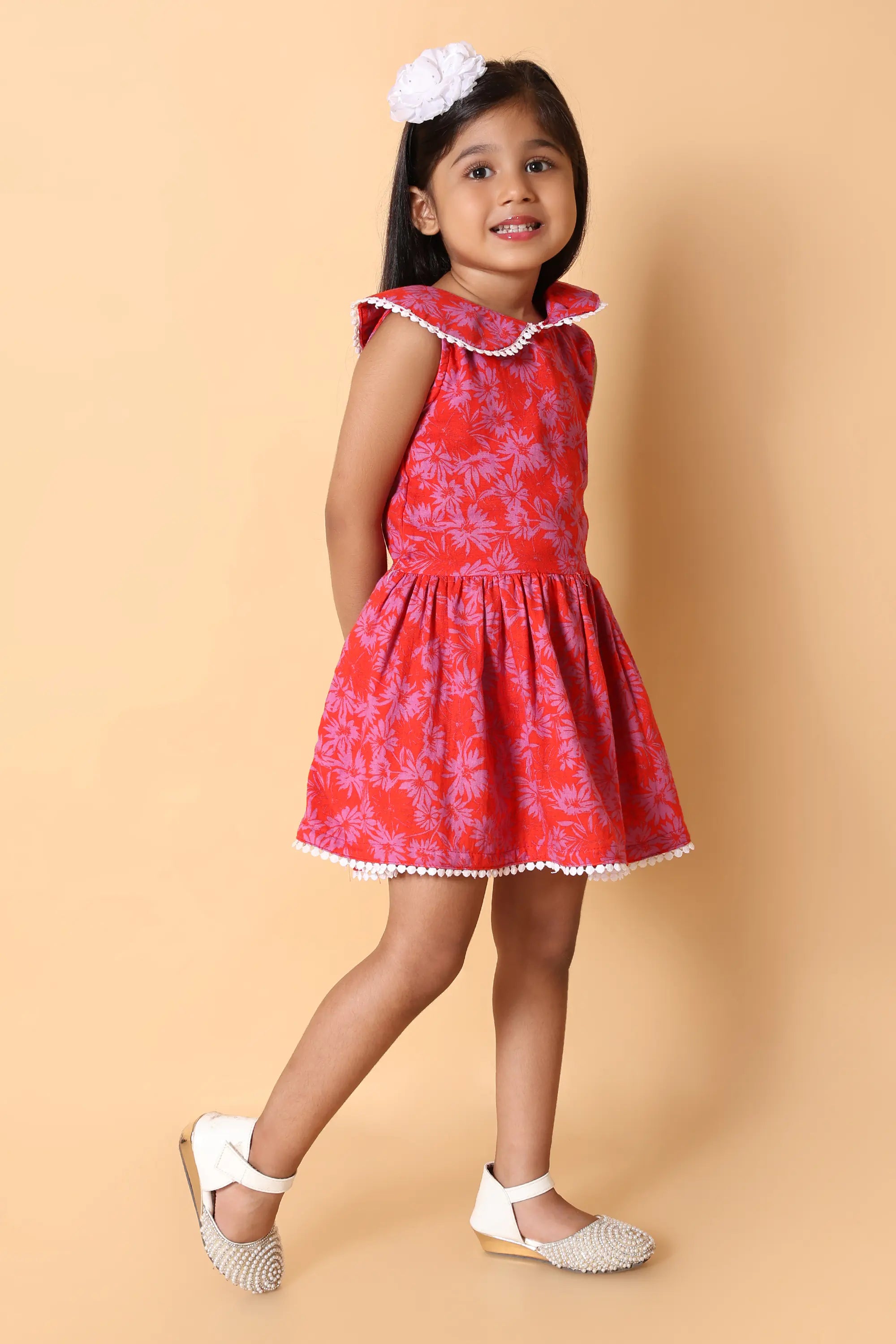 Collar detail – Peter Pan collar with lace trim on girls party dress